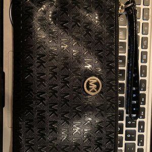 michael kors wristlet